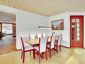 comedor con mesa de madera y sillas en Holiday Home Toska in SE Jutland by Interhome, en Silkeborg