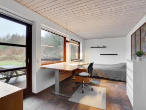 una oficina con escritorio y una cama en una habitación en Holiday Home Toska in SE Jutland by Interhome, en Silkeborg