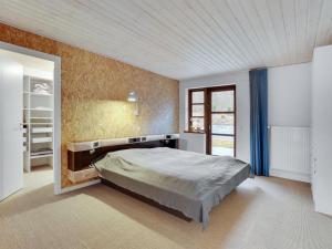 1 dormitorio con 1 cama grande en una habitación en Holiday Home Toska in SE Jutland by Interhome, en Silkeborg