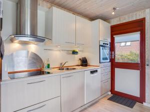 Kuchyň nebo kuchyňský kout v ubytování Holiday Home Golubinka - 500m from the sea in Djursland and Mols by Interhome