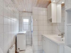 Koupelna v ubytování Holiday Home Aarto - 250m from the sea in NE Jutland by Interhome