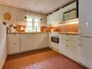 Kuchyň nebo kuchyňský kout v ubytování Holiday Home Blazo - 400m from the sea in NE Jutland by Interhome