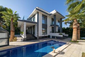 una casa con piscina frente a ella en Exclusive Villa City, Beach & Golf, en Alicante