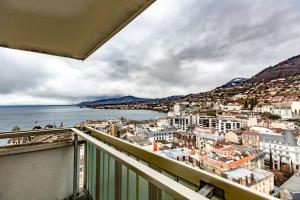モントルーにあるPerfect apartment Montreux centre - Lake Viewのバルコニーから市街の景色を望めます。