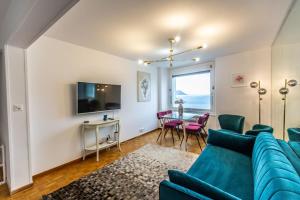 Perfect apartment Montreux centre - Lake View في مونترو: غرفة معيشة مع أريكة زرقاء وطاولة