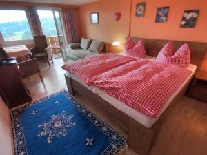 Postel nebo postele na pokoji v ubytování Gästehaus Eckstein + 9 fotografií