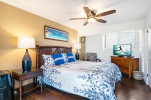 a bedroom with a bed and a ceiling fan at Keauhou Resort 113 in Kailua-Kona