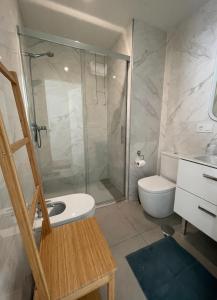 La salle de bains est pourvue d'une douche, de toilettes et d'un lavabo. dans l'établissement Sunset Panorama Beach by Spain2home, à Torrox
