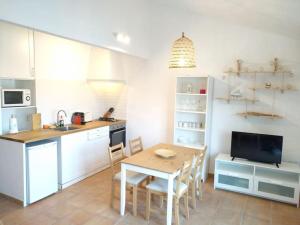 Kuchyň nebo kuchyňský kout v ubytování Apartment by the Sea in Cap d'Artrutx