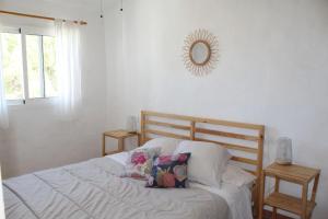 Postel nebo postele na pokoji v ubytování Apartment by the Sea in Cap d'Artrutx