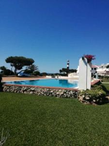 Bazén v ubytování Apartment by the Sea in Cap d'Artrutx nebo v jeho okolí