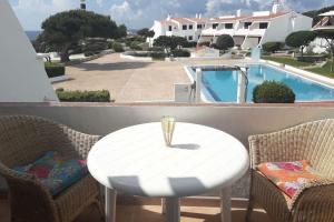 Bazén v ubytování Apartment by the Sea in Cap d'Artrutx nebo v jeho okolí