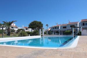 Bazén v ubytování Apartment by the Sea in Cap d'Artrutx nebo v jeho okolí + 6 fotografií