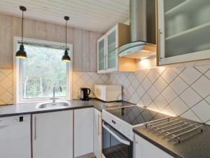 Kuchyň nebo kuchyňský kout v ubytování Holiday Home Zenitha - 300m from the sea by Interhome