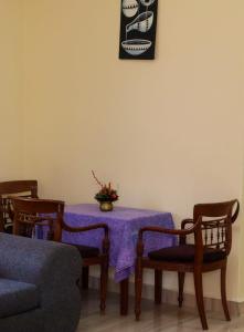 VoiにあるKhalisee Homes Studio apartmentのダイニングルーム(紫のテーブルクロスと椅子付)