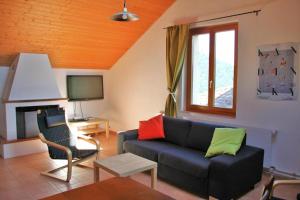 ein Wohnzimmer mit einem Sofa und einem Stuhl in der Unterkunft Casa al Sasso in Bedigliora