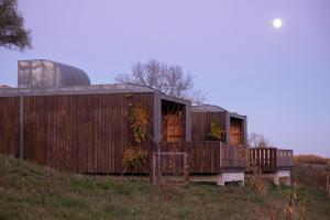 布拉干萨Bétula Studios的几座木结构建筑坐在田野里