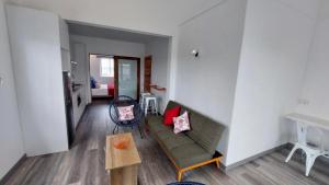 uma sala de estar com um sofá e uma mesa em Serenity apartments em Trou-aux-Biches