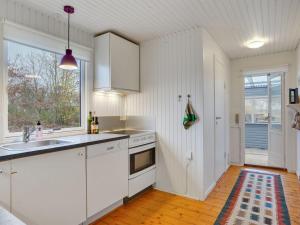 Кухня или кухненски бокс в Holiday Home Adrielle - 400m from the sea in Djursland and Mols by Interhome