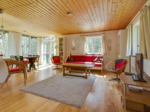 Posezení v ubytování Holiday Home Eina - 250m from the sea by Interhome