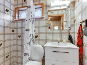 uma casa de banho com um WC, um lavatório e um espelho. em Holiday Home Anemarie - 450m from the sea in NE Jutland by Interhome em Sæby