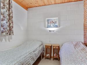 Duas camas num quarto com paredes brancas em Holiday Home Anemarie - 450m from the sea in NE Jutland by Interhome em Sæby