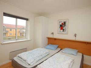 dwa łóżka w pokoju z oknem w obiekcie Apartment Runhild - 100m from the sea in NE Jutland by Interhome w mieście Hals