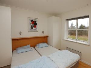 2 camas en una habitación con 2 ventanas en Apartment Runhild - 100m from the sea in NE Jutland by Interhome en Hals