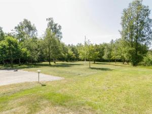 un parque con un aro de baloncesto en el césped en Holiday Home Barne - 3km from the sea in NE Jutland by Interhome, en Saeby