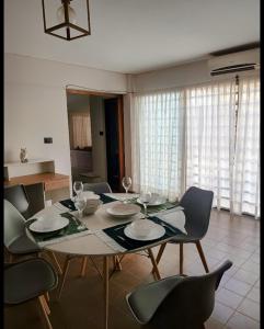 un soggiorno con tavolo da pranzo e sedie di Tres Jolie a Guaymallén
