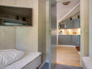 Postel nebo postele na pokoji v ubytování Holiday Home Esaline - 400m from the sea in NE Jutland by Interhome