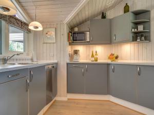 Kuchyň nebo kuchyňský kout v ubytování Holiday Home Esaline - 400m from the sea in NE Jutland by Interhome