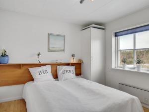 En eller flere senge i et værelse på Apartment Dafna - 100m from the sea in NE Jutland by Interhome