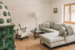 ein Wohnzimmer mit einem Sofa und einem Stuhl in der Unterkunft Charming chalet with sauna + views! in Bad Gastein