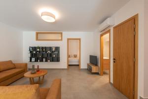 TV a/nebo společenská místnost v ubytování Actea Seaview Villas I "Free" heated pool & 800m sea