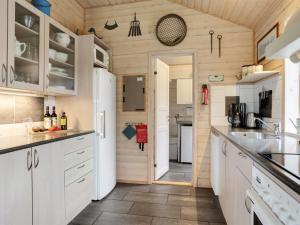 Kuchyň nebo kuchyňský kout v ubytování Holiday Home Danijela - 1-2km from the sea in NE Jutland by Interhome