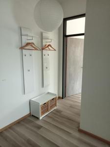 um quarto branco com uma mesa e um espelho em Stadtgrün 2 em Berlim