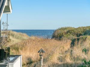 uma vista para o oceano a partir de uma casa em Holiday Home Annabell - 150m from the sea in NE Jutland by Interhome em Sæby