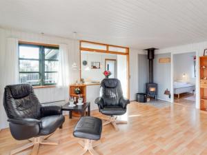 Posezení v ubytování Holiday Home Annabell - 150m from the sea by Interhome