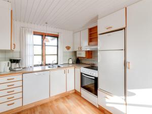 Kuchyň nebo kuchyňský kout v ubytování Holiday Home Annabell - 150m from the sea by Interhome