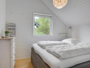 Postel nebo postele na pokoji v ubytování Holiday Home Runa - 500m from the sea in NE Jutland by Interhome