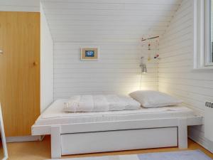 Postel nebo postele na pokoji v ubytování Holiday Home Runa - 500m from the sea in NE Jutland by Interhome