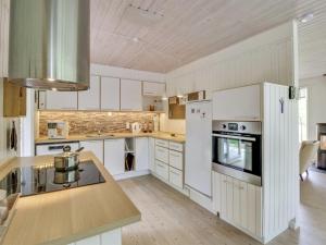 Kuchyň nebo kuchyňský kout v ubytování Holiday Home Chrissie - 150m from the sea in NE Jutland by Interhome