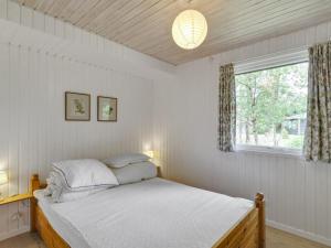 Postel nebo postele na pokoji v ubytování Holiday Home Chrissie - 150m from the sea in NE Jutland by Interhome