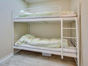 Двох'ярусне ліжко або двоярусні ліжка в номері Holiday Home Aud - 300m from the sea in NE Jutland by Interhome