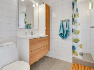 een badkamer met een wastafel, een toilet en een douche bij Apartment Sipi - 100m from the sea in NE Jutland by Interhome in Hals