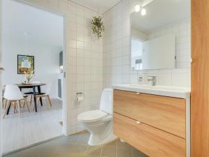 een badkamer met een toilet en een wastafel bij Apartment Sipi - 100m from the sea in NE Jutland by Interhome in Hals
