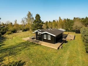 Cabaña pequeña en un campo con terraza de madera en Holiday Home Blandina - 300m to the inlet in NE Jutland by Interhome en Storvorde