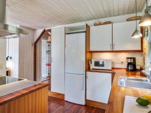 Kuchyň nebo kuchyňský kout v ubytování Holiday Home Hemming - from the sea in NE Jutland by Interhome