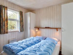 Postel nebo postele na pokoji v ubytování Holiday Home Hemming - from the sea in NE Jutland by Interhome